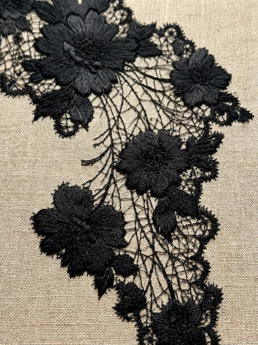 Broderie Floral Corner from Lace Embroidery & Broderie Designs Book 4, a digital embroidery design reference for machine embroidery designs, embroidery patterns and corner embroidery.